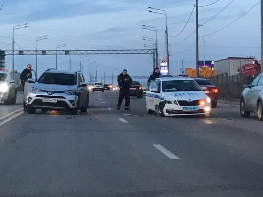 Последствия ДТП с экипажем ДПС сняли на видео в Воронеже