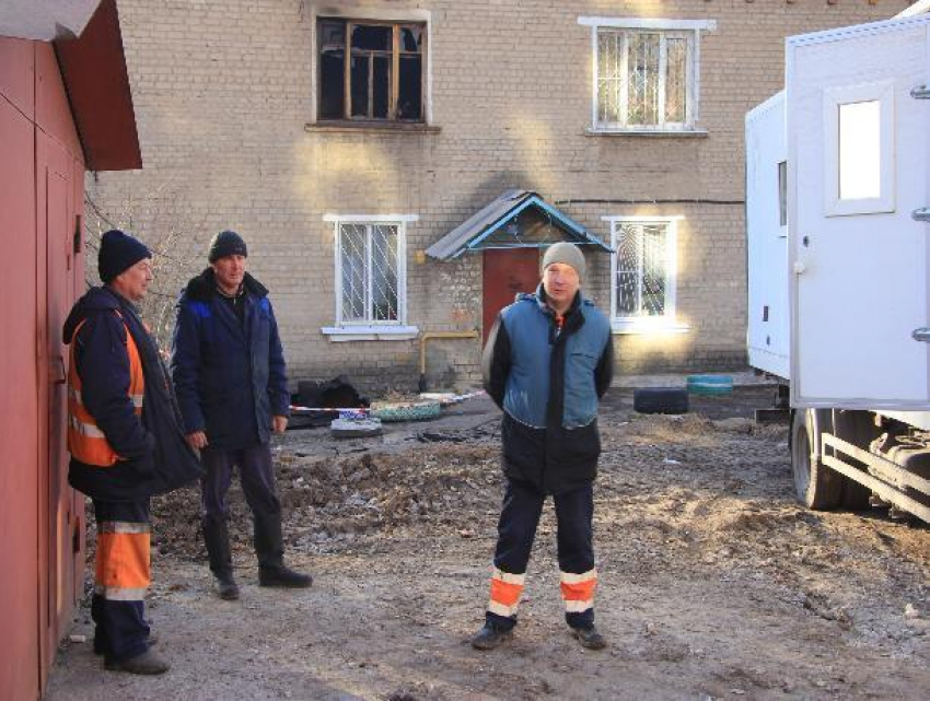 В Воронеже сотрудники Водоканала спасли человека из горящего дома