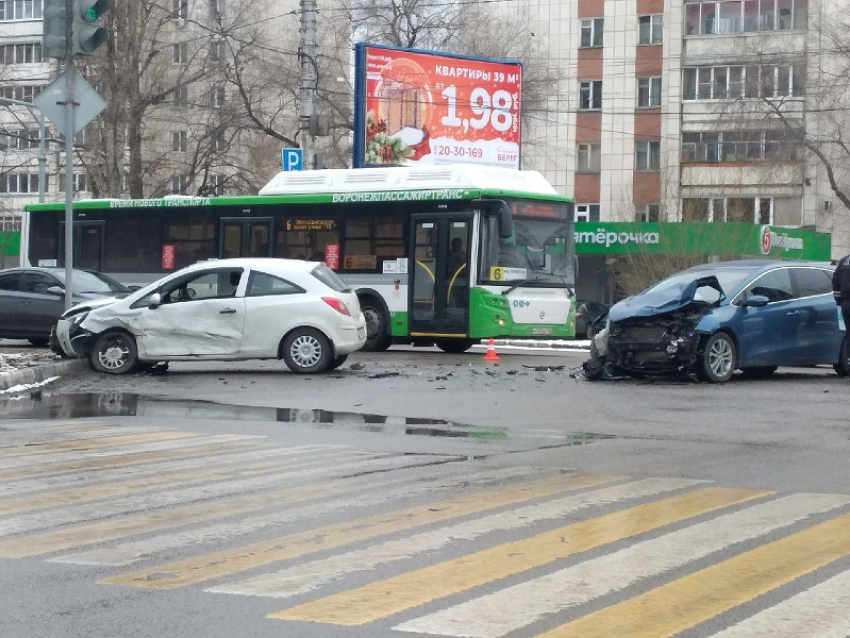 Опубликовано фото ДТП, где 8 марта пострадали ребенок и трое взрослых в Воронеже 