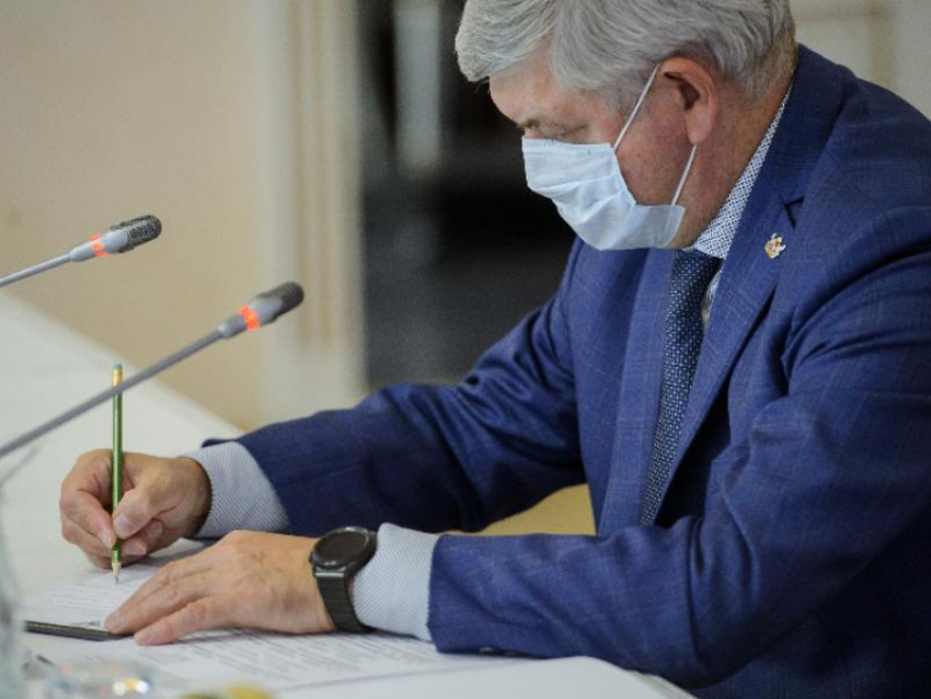 Губернатор Александр Гусев начал усердно выписывать поздравления воронежцам, не выходя с больничного