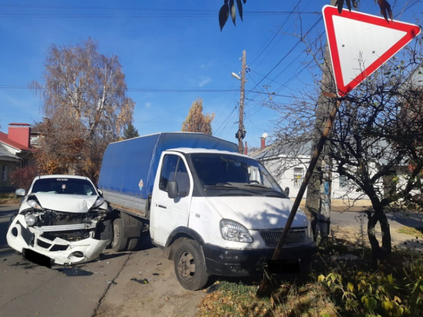 Полицейские показали снимки с места столкновения ГАЗ и иномарки в Воронеже 