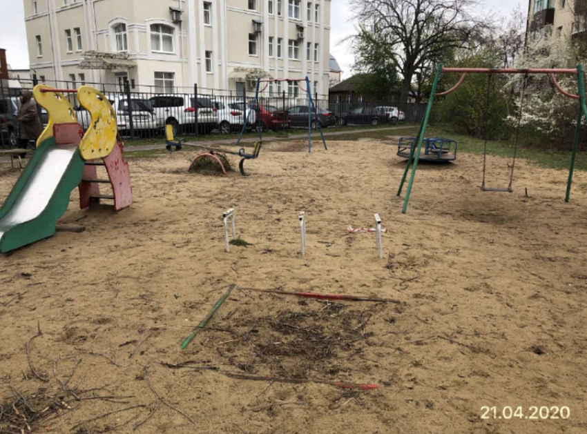 Воронежский общественник год не может добиться ремонта опасной детской площадки