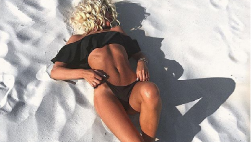 Сексуальная блондинка порадовала воронежцев своим эротическим фото в бикини на белоснежном песке