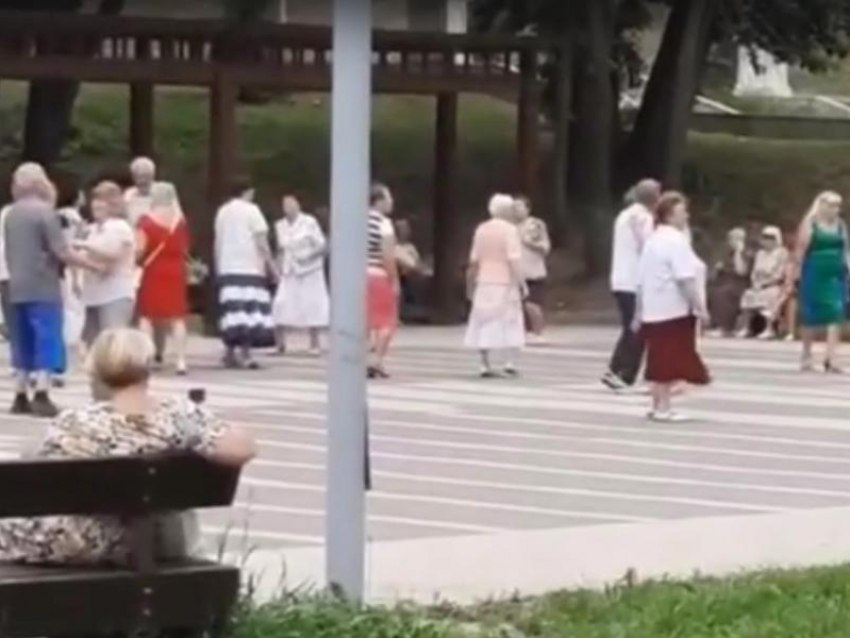 «Отрыв» воронежских бабушек под шансон сняли на видео в Центральном парке