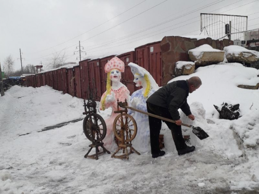 Разукрашенных девиц вылепили из снега в Воронеже