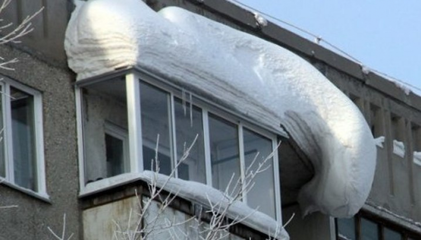В воронежской многоэтажке из-за снега обрушился балкон  