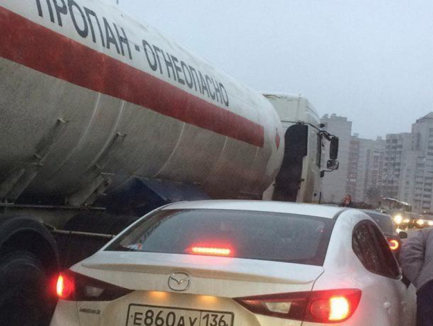 В Воронеже сфотографировали огнеопасное ДТП