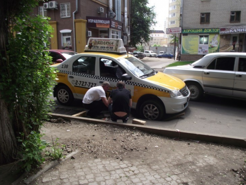 В Воронеже на улице Куколкина такси провалилось под асфальт (ФОТО)