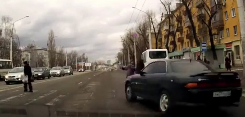 Видеозапись помогла поймать лихача на «Тойоте», едва не задавившего пешеходов в Воронеже