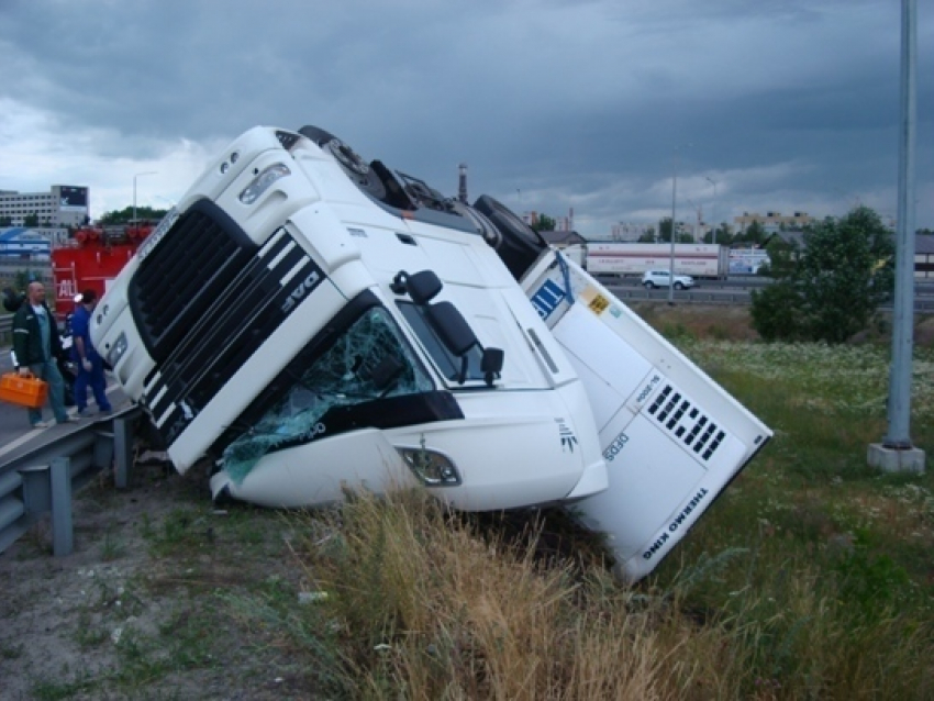 В Воронеже фура опрокинулась в кювет (ФОТО)