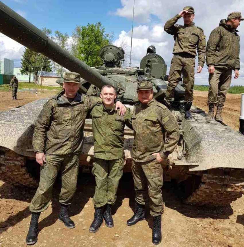 Пользователи Сети изучают детали военно-полевых сборов депутатов Госдумы