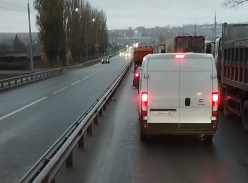 Трасса встала в пробке из-за ДТП под Воронежем