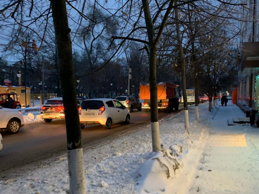 Пятикилометровые пробки остановили Воронеж утром после снегопада 