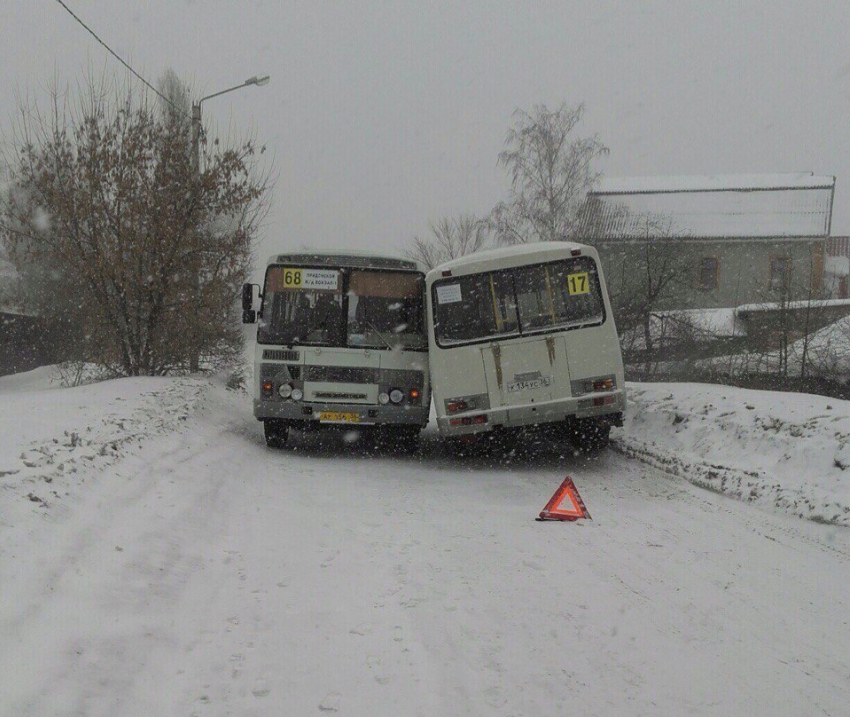 В воронежском микрорайоне Придонской на узкой дороге столкнулись две маршрутки