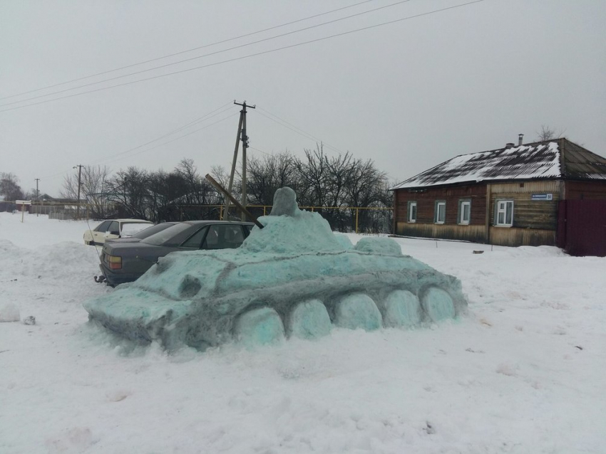В Воронеже слепили из снега огромный танк 