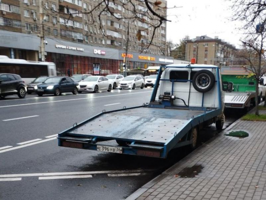 Возмутительную парковку в центре показали воронежцы