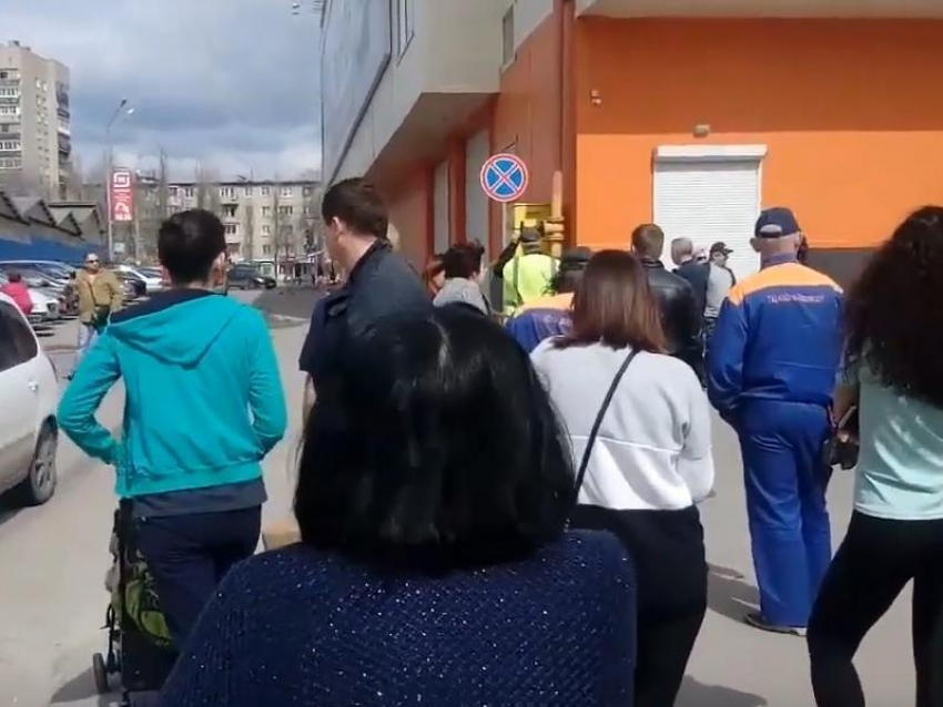 Эвакуацию покупателей из ТЦ сняли на видео в Воронеже