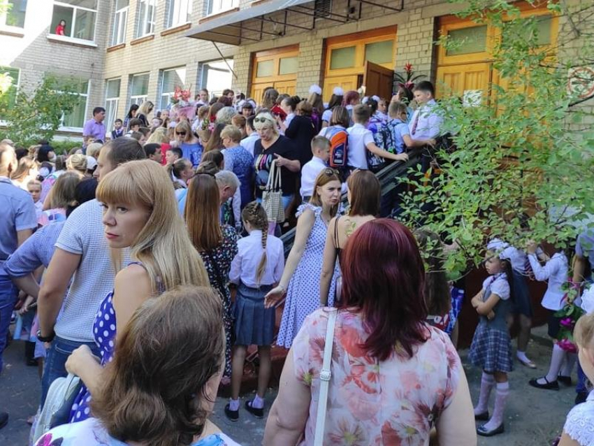 Школьники встретили 1 сентября в беспорядочной толпе у отдельного входа в воронежскую гимназию 