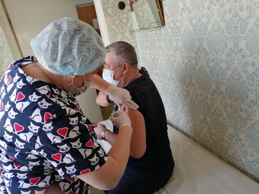 Сотрудники воронежского завода прошли добровольную вакцинацию от Covid-19