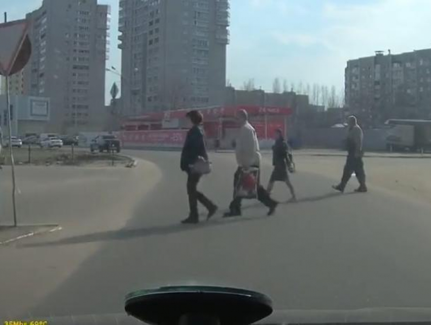 Типичных воронежских пешеходов сняли на видео