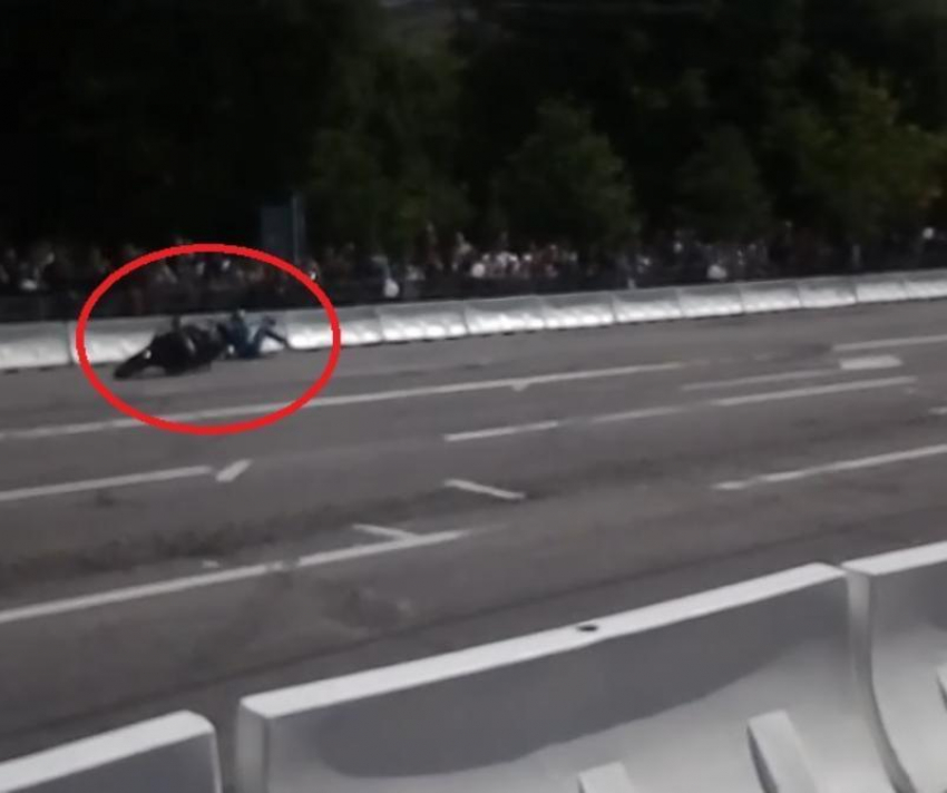 Падение байкера во время трюка сняли на видео в Воронеже