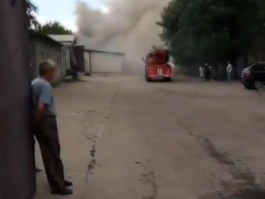 Пожар на заводе красок в Воронеже сняли на видео