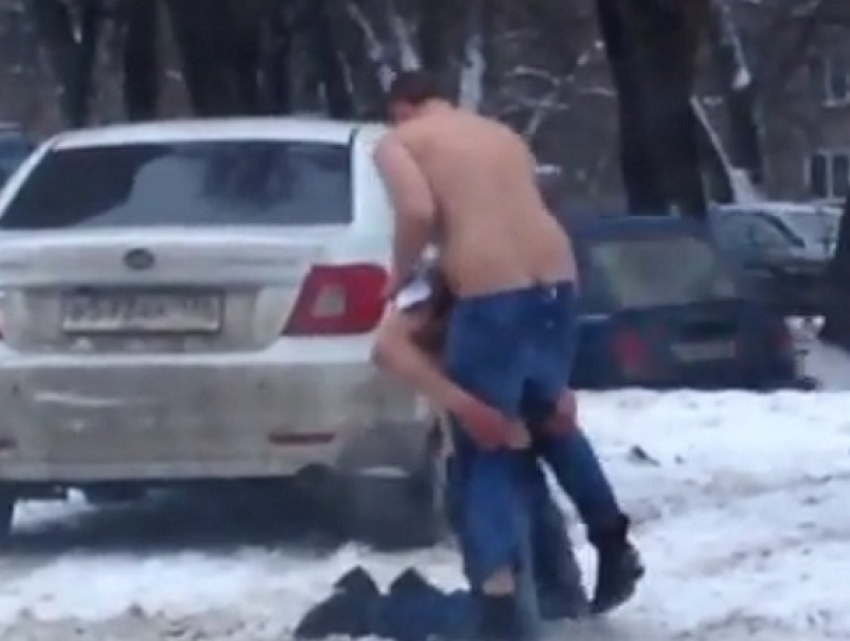 Полуголые мужчины устроили пьяный дебош в Северном микрорайоне Воронежа 