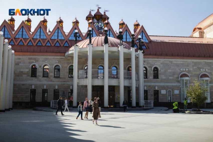 Одну из сказочных фигур демонтировали у кукольного театра в Воронеже