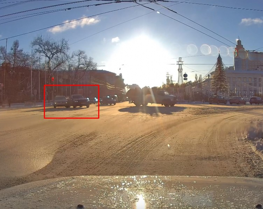 Странный манёвр водителя спровоцировал ДТП на ровном месте в Воронеже