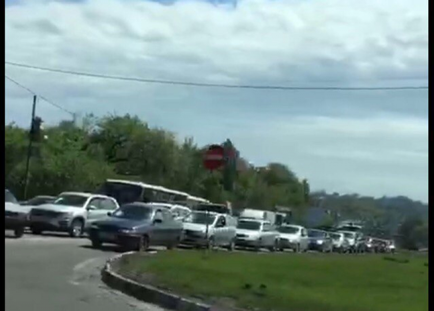 Воронежские автомобилисты пожаловались на чудовищную пробку на окружной дороге