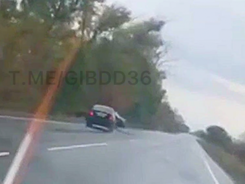 Момент зигзагообразного ДТП попал на видео в Воронежской области 