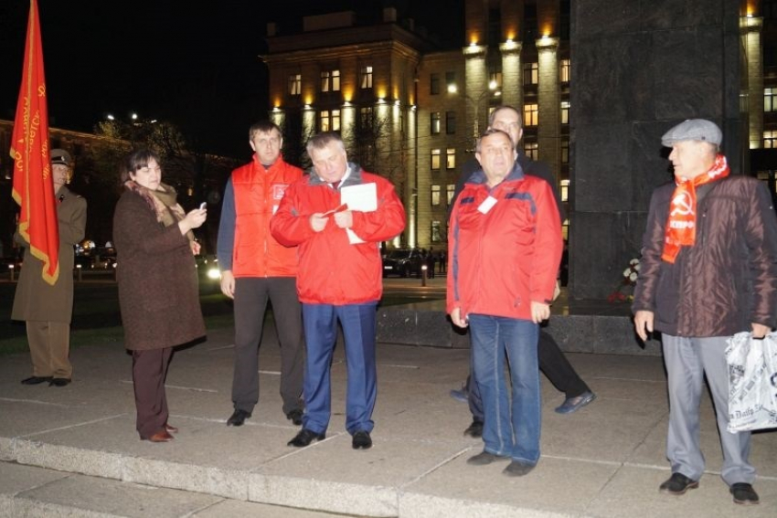 Новых членов КПРФ приняли в партию перед окнами воронежского правительства