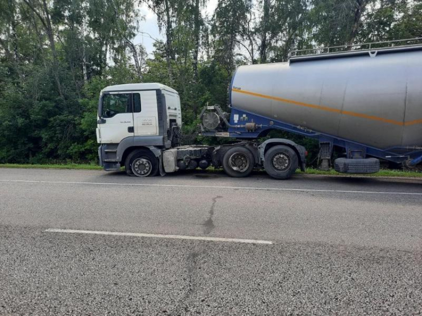 Опубликованы фото с места смертельного ДТП с фурой под Воронежем 