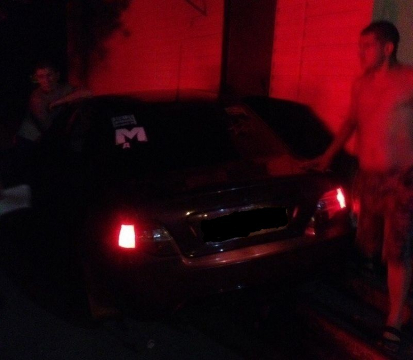 На Машмете пьяный воронежец на авто протаранил магазин, когда удирал от «гаишников»