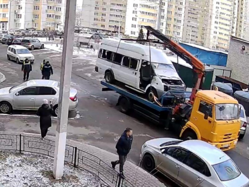Ночлежку для бомжей в виде микроавтобуса эффектно ликвидировали в Воронеже 