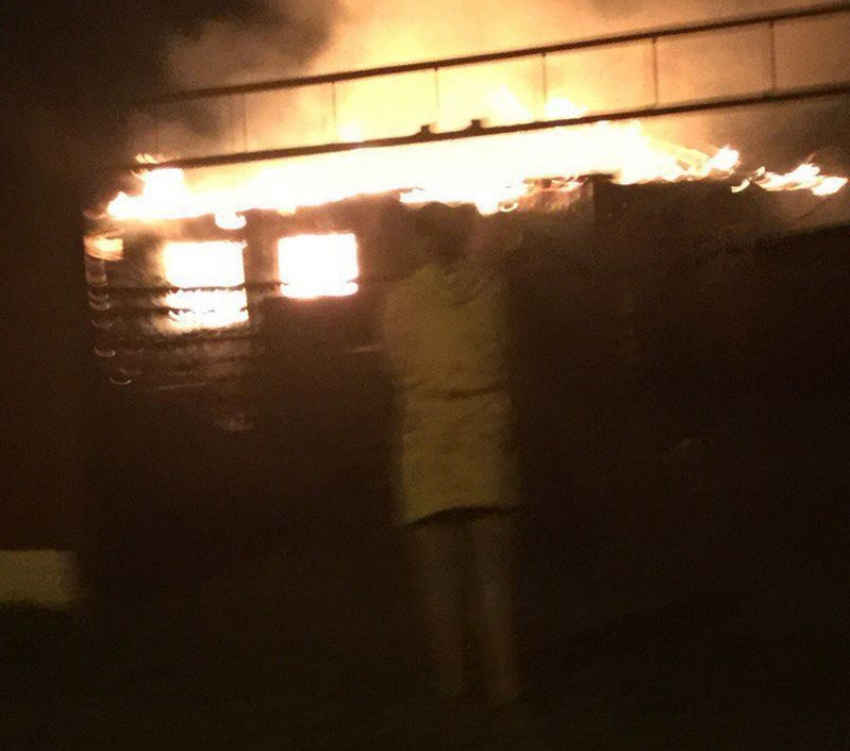 Ночью в Воронеже девушка без штанов наблюдала, как сгорает дотла ее дом