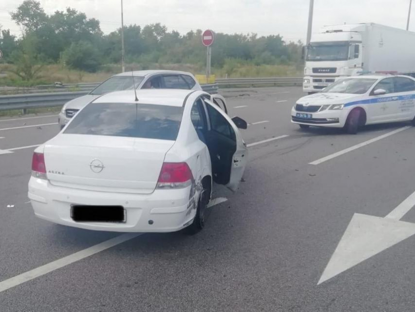 Двое москвичей попали в больницу после ДТП на трассе М-4 в Воронежской области