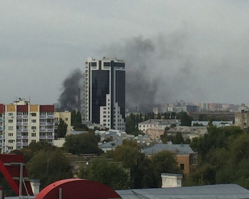 Клубы черного дыма, распространившиеся за сотни метров, встревожили воронежцев 