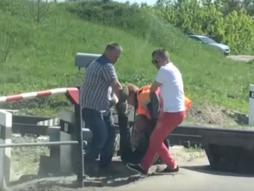 Видео попали. Происшествия на железной дороге. Сбили человека в Семилуках. Беслан авария на переезде.