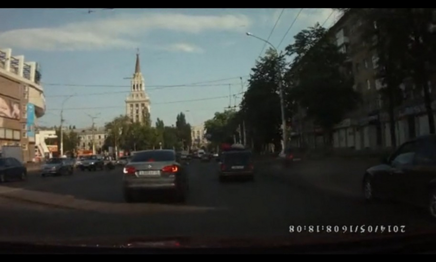 В Воронеже у Цирка у «десятки» отлетело колесо и повредило две машины (ВИДЕО)