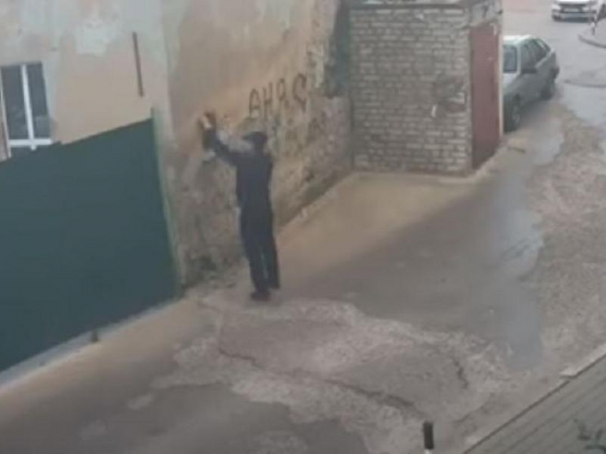 Промышлявший недобрыми делами мужчина попал на камеры наблюдения в Воронеже