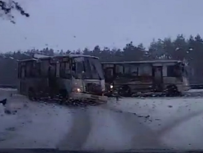 Момент столкновения воронежской маршрутки и внедорожника попал на видео