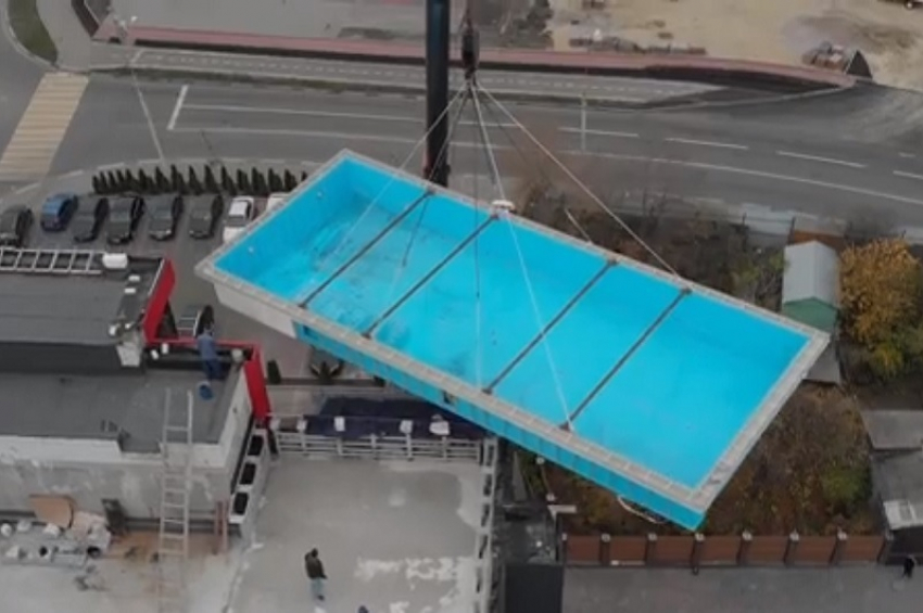 Попадание огромного бассейна на крышу здания в Воронеже сняли на видео