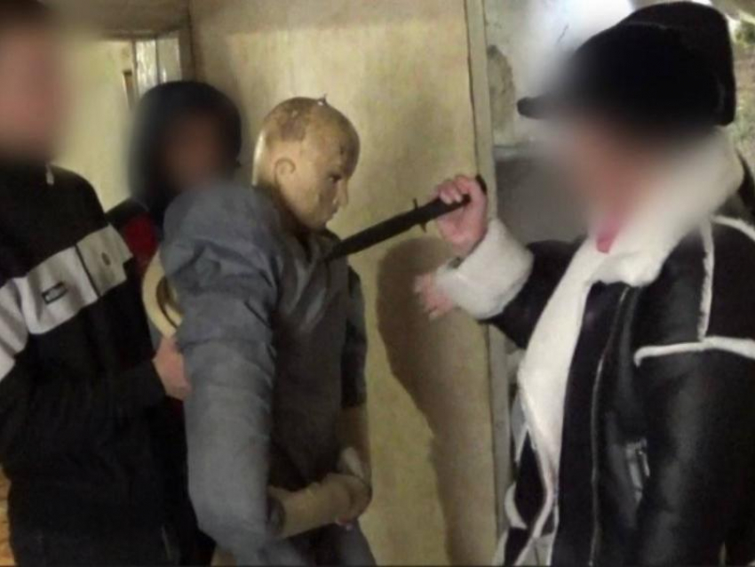 Пьяная дамочка набросилась с ножом на соседа в Воронежской области