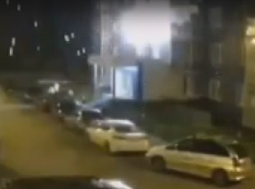 Момент попадания сигнальной ракеты в балкон попал на видео в Воронеже