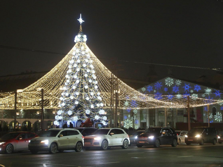 Главные здания Воронежа примерят ледяное убранство к праздникам