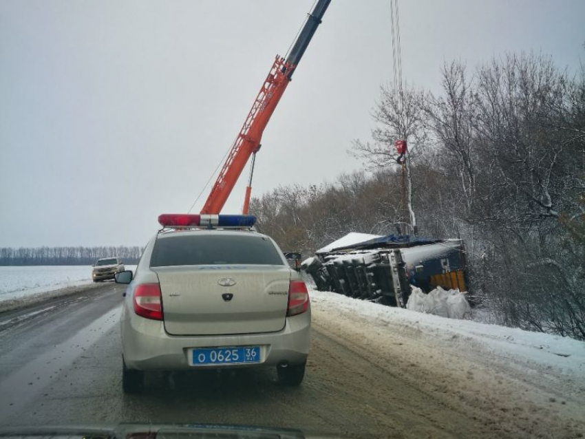 Под Воронежем фура с удобрениями перевернулась в овраг