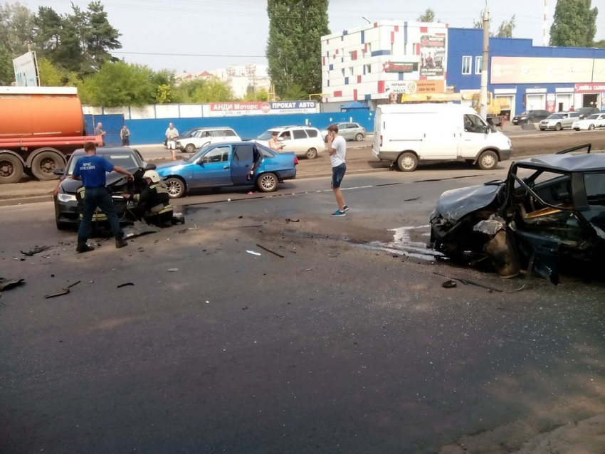 На видео попали последствия жуткого столкновения «Ауди» и ВАЗа в Воронеже