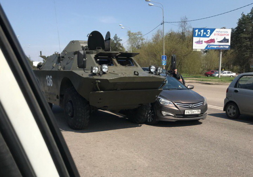Воронежец запечатлел столкновение иномарки с БТР в Северном микрорайоне