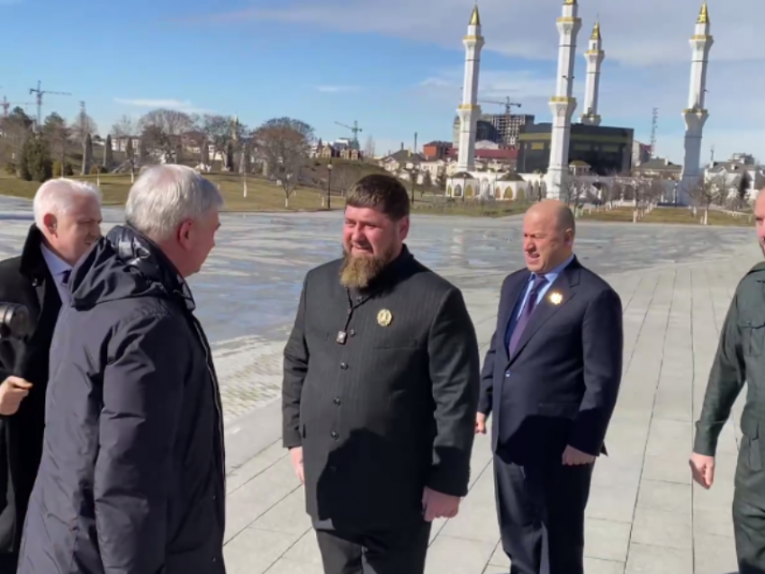Теплую встречу губернатора Гусева с Рамзаном Кадыровым сняли на видео 